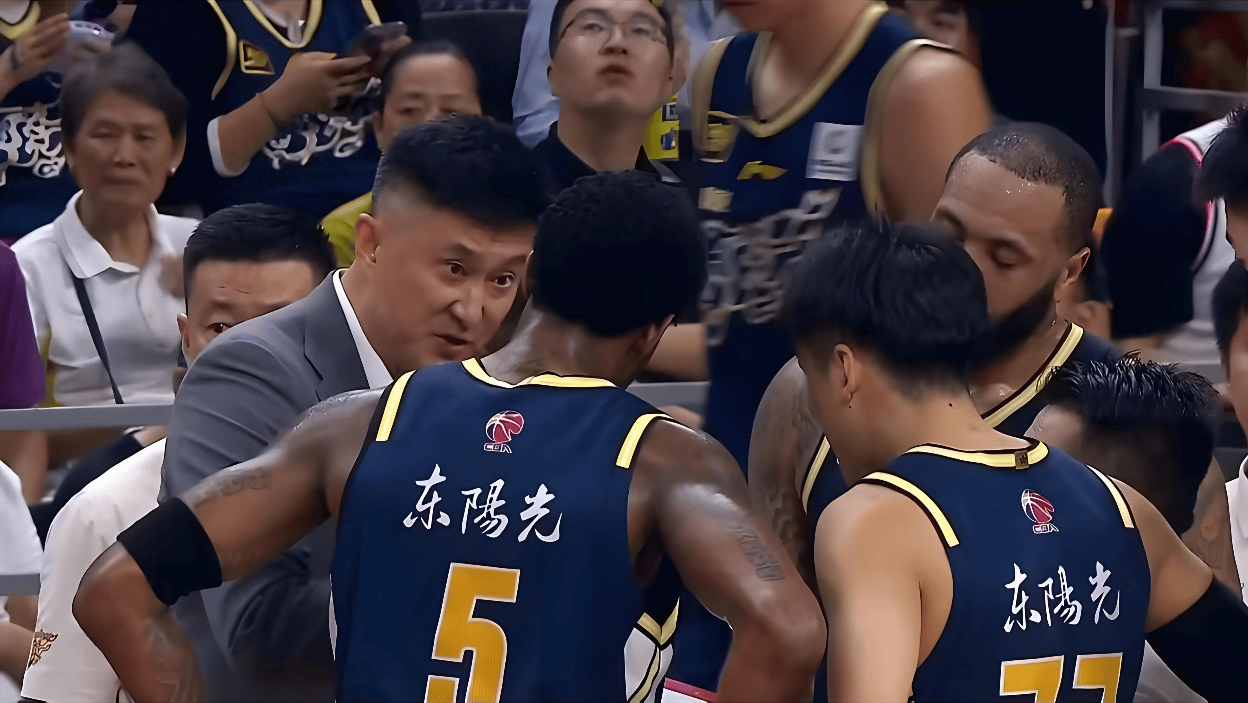 篮球挑战赛：球员单挑较量赛出冠军